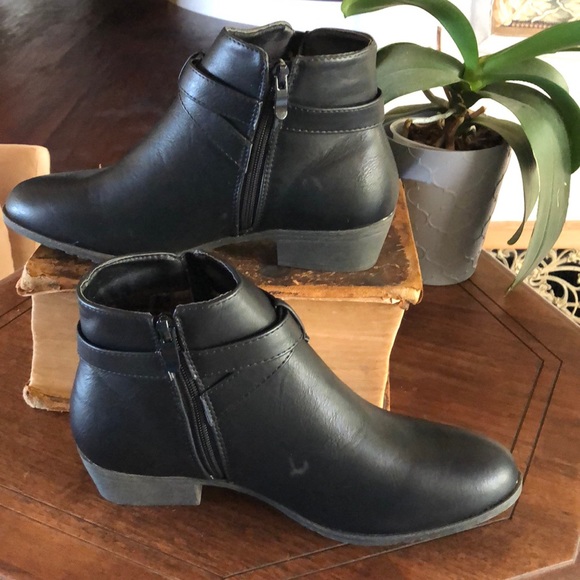 Top Moda Black Booties- NWT - Picture 2 of 4